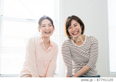 窓際に座る二人の女性 窓際に座る二人の女性 87741120
