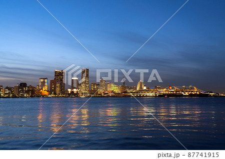 日本の横浜都市景観　みなとみらい夜景。大さん橋に飛鳥Ⅱやにっぽん丸、ロイヤルウイング揃い踏み 87741915