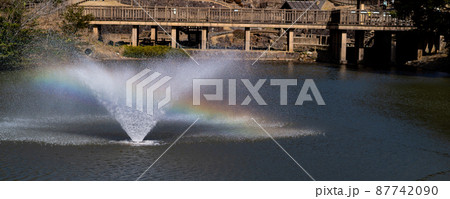 虹が架かる噴水 87742090