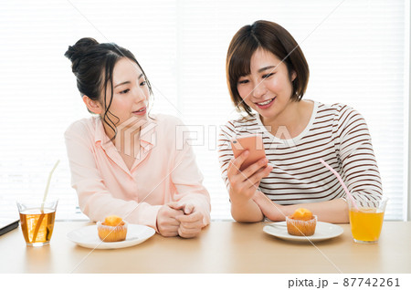 二人でスマホを見る女性 二人でスマホを見る女性 87742261