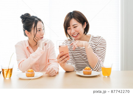二人でスマホを見る女性 二人でスマホを見る女性 87742270