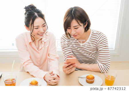 二人でスマホを見る女性 二人でスマホを見る女性 87742312