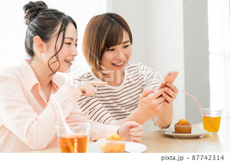 二人でスマホを見る女性 二人でスマホを見る女性 87742314