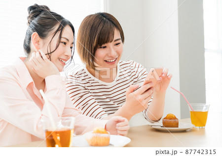 二人でスマホを見る女性 二人でスマホを見る女性 87742315