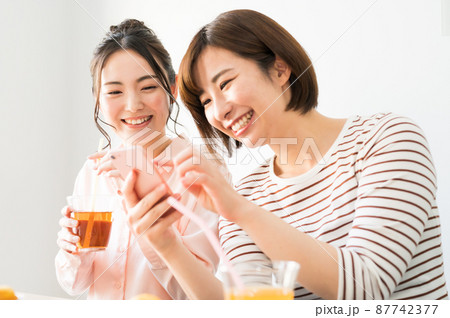 二人でスマホを見る女性 二人でスマホを見る女性 87742377