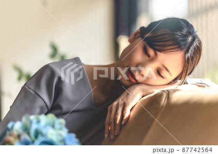 眠る女性 眠る女性 87742564