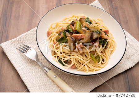 茄子と小松菜とベーコンの具沢山ペペロンチーノ 87742739