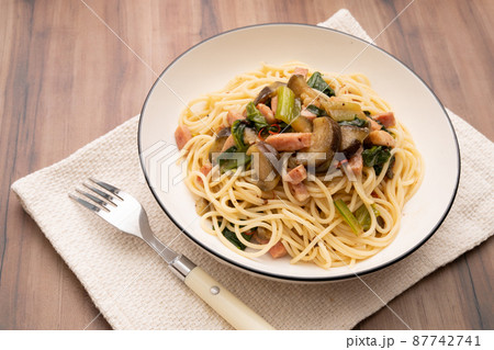 茄子と小松菜とベーコンの具沢山ペペロンチーノ 87742741