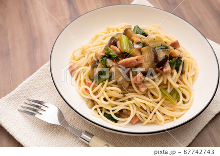 茄子と小松菜とベーコンの具沢山ペペロンチーノ 87742743