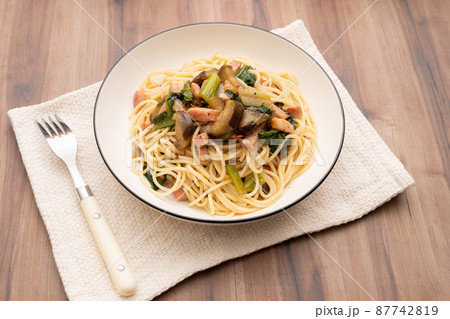 茄子と小松菜とベーコンの具沢山ペペロンチーノ 87742819