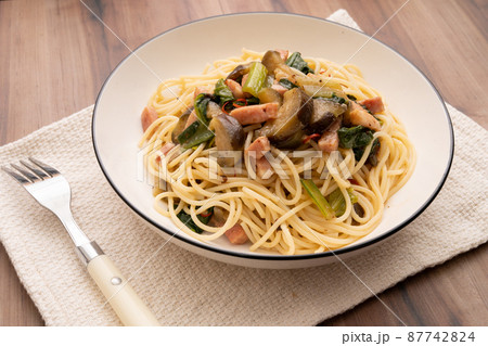 茄子と小松菜とベーコンの具沢山ペペロンチーノ 87742824