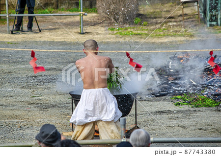 東京都　高尾山薬王院　火渡り祭 87743380