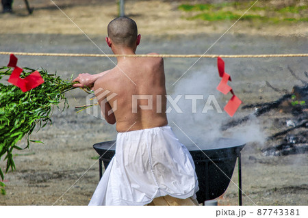 東京都　高尾山薬王院　火渡り祭 87743381