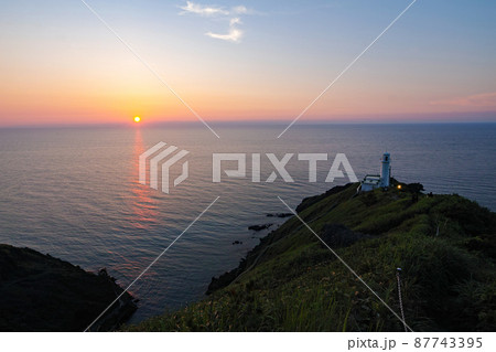 新潟県/ 夕暮時の角田岬灯台 新潟県/ 夕暮時の角田岬灯台 87743395