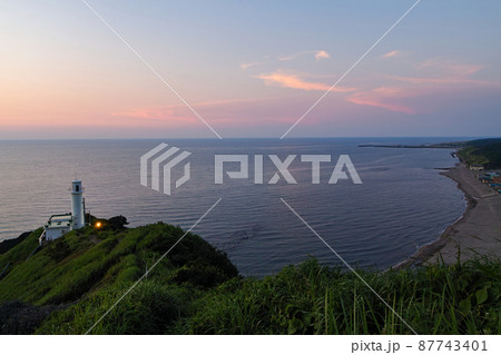 新潟県/ 夕暮時の角田岬灯台 87743401