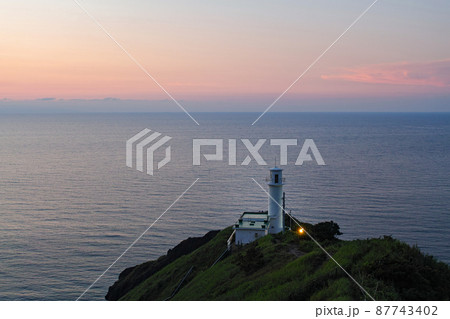 新潟県/ 夕暮時の角田岬灯台 87743402