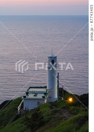 新潟県/ 夕暮時の角田岬灯台 87743405