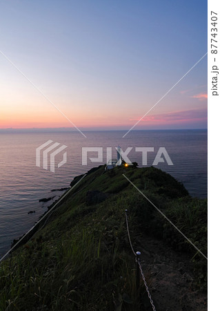 新潟県/ 夕暮時の角田岬灯台 87743407