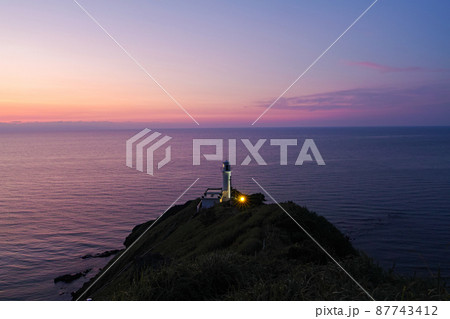 新潟県/ 夕暮時の角田岬灯台 87743412