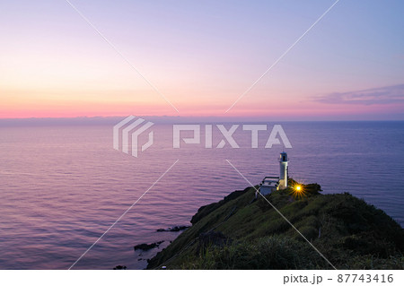 新潟県/ 夕暮時の角田岬灯台 87743416