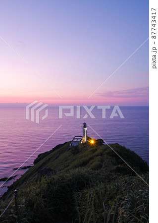 新潟県/ 夕暮時の角田岬灯台 新潟県/ 夕暮時の角田岬灯台 87743417