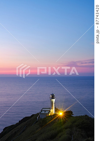新潟県/ 夕暮時の角田岬灯台 87743420