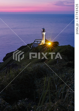 新潟県/ 夕暮時の角田岬灯台 87743426