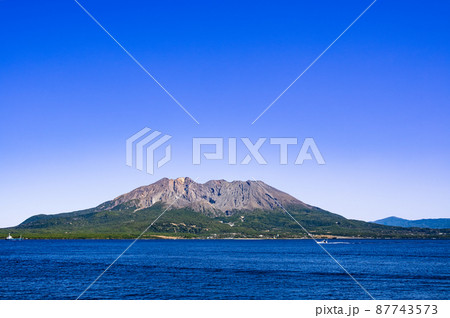 錦江湾に浮かぶ美しく堂々とした桜島 錦江湾に浮かぶ美しく堂々とした桜島 87743573