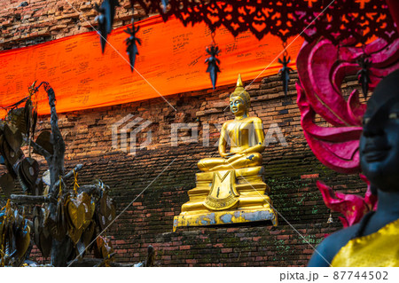 Ancient buddha figures Wat Lok Moli is a Buddhist temple is a major tourist attraction Is an ancient Thai art and is Public places in Chiang Mai,Thailand Ancient buddha figures Wat Lok Moli is a Buddhist temple is a major tourist attraction Is an ancient Thai art and is Public places in Chiang Mai,Thailand 87744502