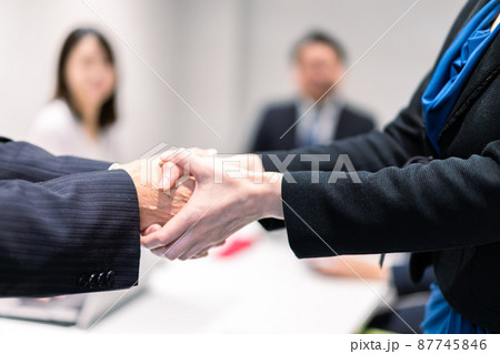 契約を締結するビジネスパーソン 87745846