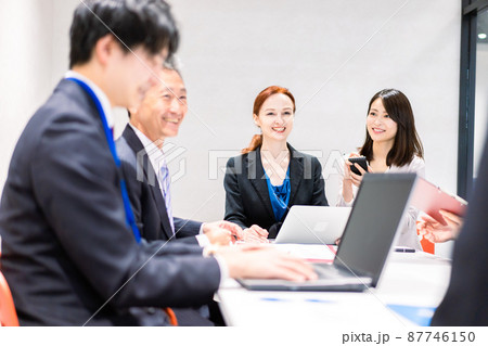 国際会議で通訳をする女性 87746150