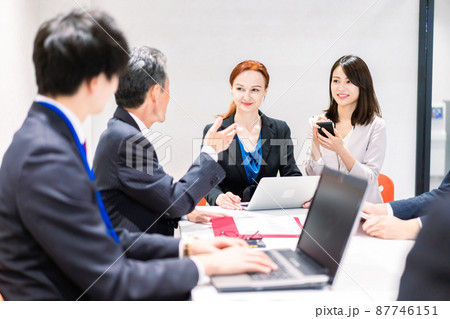 国際会議で通訳をする女性 87746151