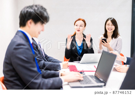 国際会議で通訳をする女性 国際会議で通訳をする女性 87746152