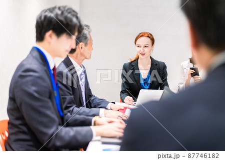 国際会議で通訳をする女性 87746182