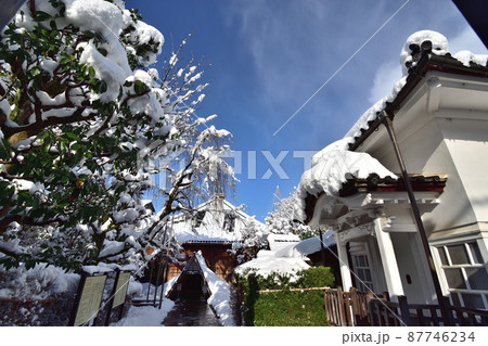 金沢市　忍者寺の冬景色 87746234