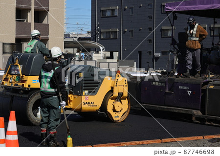 ロードローラーとアスファルトフィニッシャー 87746698