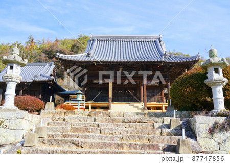 【瀬戸内三十三観音霊場】第十一番 明王寺の冬晴れの境内 岡山県岡山市東区 【瀬戸内三十三観音霊場】第十一番 明王寺の冬晴れの境内 岡山県岡山市東区 87747856