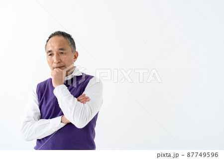 シニア　男性　悩む　考える　 87749596