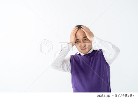 シニア　男性　悩む　考える　 87749597