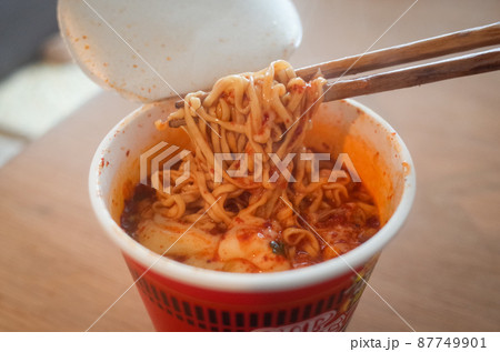 辛いカップラーメン 87749901