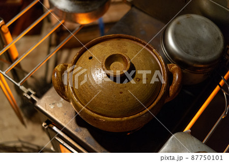 薪ストーブで食事の支度をする 薪ストーブで食事の支度をする 87750101