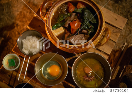 キャンプの朝ごはん〜トマトすき焼きと、アヒージョの味噌汁〜 87750104