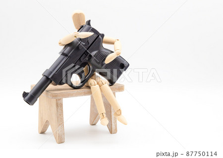 デッサン人形とおもちゃの鉄砲　戦争反対イメージ　犯罪撲滅イメージ 87750114