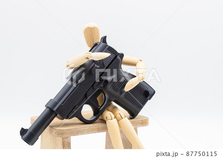 デッサン人形とおもちゃの鉄砲 戦争反対イメージ 犯罪撲滅イメージ デッサン人形とおもちゃの鉄砲 戦争反対イメージ 犯罪撲滅イメージ 87750115