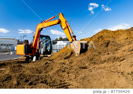 建設工事 重機バックホーと快晴の青空 建設工事 重機バックホーと快晴の青空 87750420
