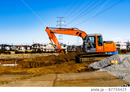 建設工事 重機バックホーと快晴の青空 建設工事 重機バックホーと快晴の青空 87750425