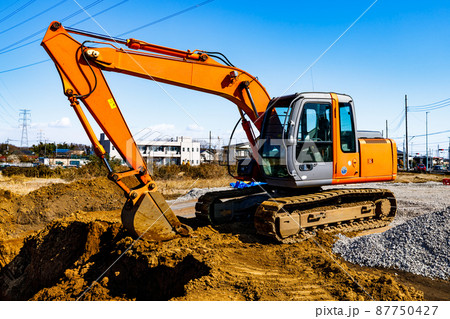 建設工事 重機バックホーと快晴の青空 建設工事 重機バックホーと快晴の青空 87750427