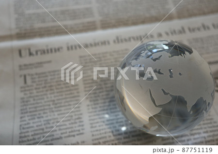ガラスの地球儀と英字新聞(ウクライナ情勢) ガラスの地球儀と英字新聞(ウクライナ情勢) 87751119
