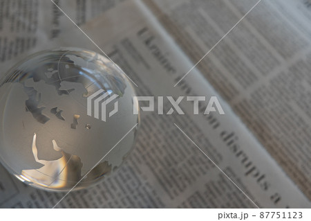 ガラスの地球儀と英字新聞（ウクライナ情勢） 87751123