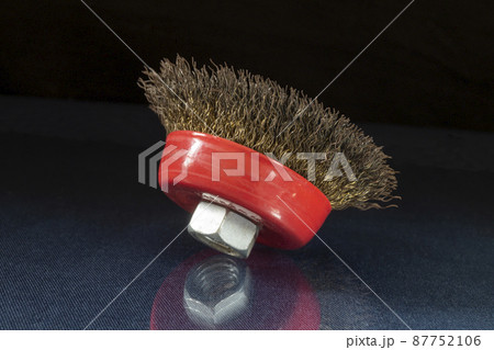 Red circle from wire for polishing machine on table with reflection Red circle from wire for polishing machine on table with reflection 87752106